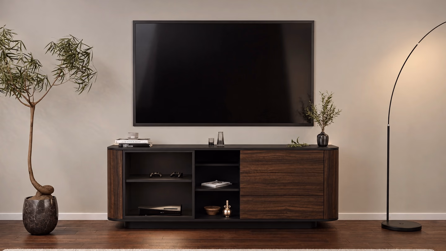 TANGENT ceviz TV ünitesi, açık raflar, bitkiler ve lambaderle düzenlenen oturma alanı